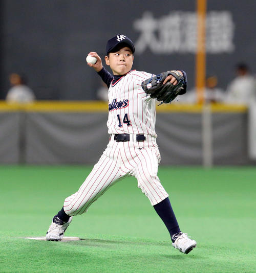 ヤクルト対巨人 ヤクルト宮本ヘッドコーチの息子で3回から登板する宮本恭佑(撮影・佐藤翔太)