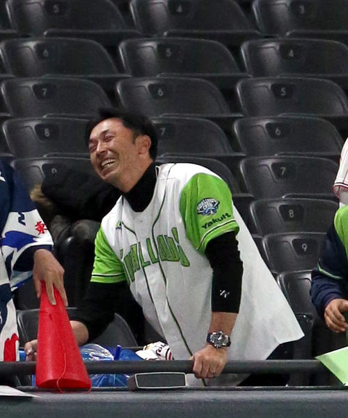 ヤクルト対巨人 息子宮本恭佑の好投に笑顔を見せるヤクルト宮本ヘッドコーチ(左から2人目)(撮影・佐藤翔太)