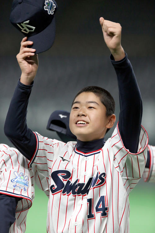 ヤクルト対巨人 スタンド応援席に向かってガッツポーズするヤクルト宮本(撮影・佐藤翔太)