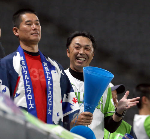 ヤクルト対巨人 巨人を下し歓喜するヤクルト宮本ヘッドコーチ(中央)(撮影・佐藤翔太)