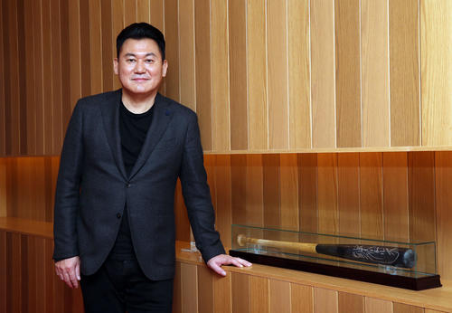 インタビューに応じる楽天三木谷オーナー（撮影・河野匠）