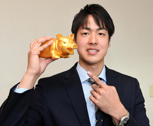 お兄さんからもらった金の豚を持って入寮した梅津(撮影・前岡正明)