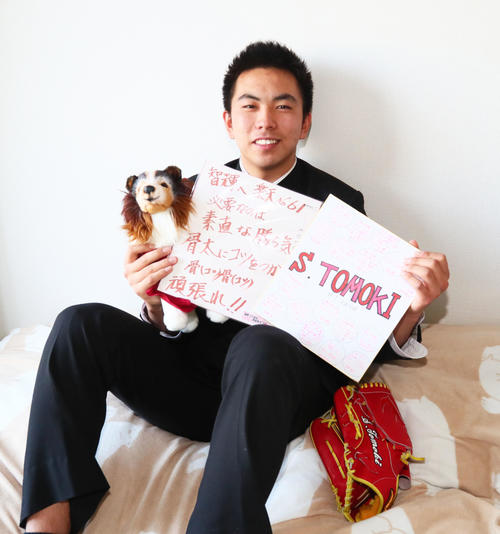 楽天ドラフト5位佐藤は母の作った犬のぬいぐるみと同級生からのメッセージを手に笑顔(撮影・足立雅史)