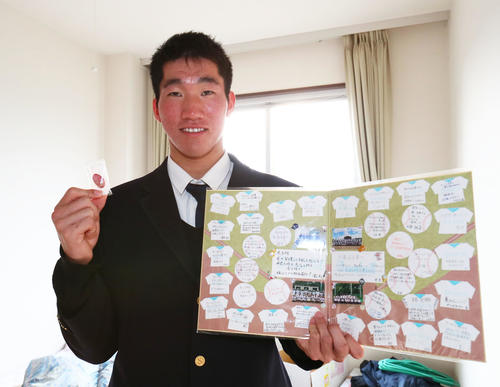 楽天育成1位の清宮は活躍を祈願した「出世豆」と同級生からのメッセージ手に笑顔(撮影・足立雅史)