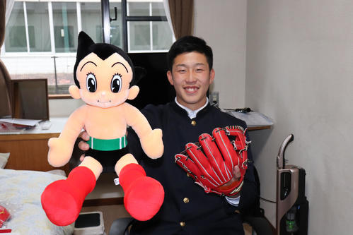 鉄腕アトムの人形を手に笑顔の広島1位小園
