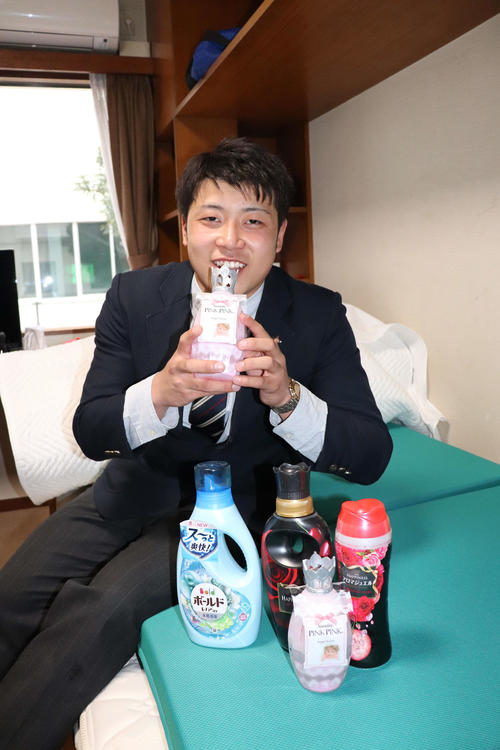 芳香剤に囲まれ、臭いをかぐ臭いフェチの広島4位中神拓都内野手(撮影・前原淳)