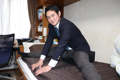 ストレッチマットで前屈する広島6位正随優弥外野手(撮影・前原淳)