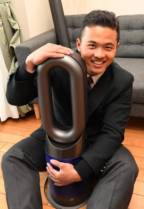 ボーイズリーグ時代のチームメートから送られた家電を持って入寮した石橋(撮影・前岡正明)