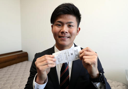 地元の西新井大師で引いた自身の名前の「昇」と書かれた中吉のおみくじを持参し入寮したヤクルトドラフト1位の清水(撮影・狩俣裕三)