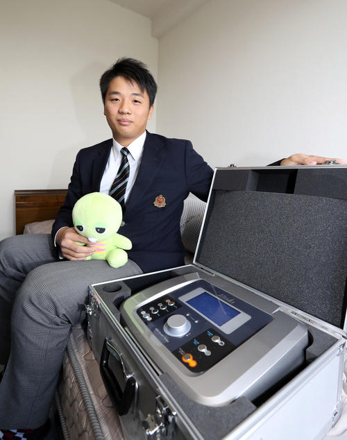 父親から買ってもらった医療機器と、姉からもらったガチャピンのぬいぐるみを携え、入寮したヤクルトドラフト6位の鈴木(撮影・狩俣裕三)