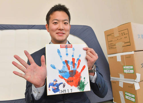 家族の手形を手に入寮する阪神ドラフト4位の斎藤(撮影・上田博志)