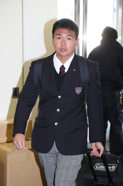 ジャイアンツ寮に入る巨人育成1位の山下(撮影・林敏行)