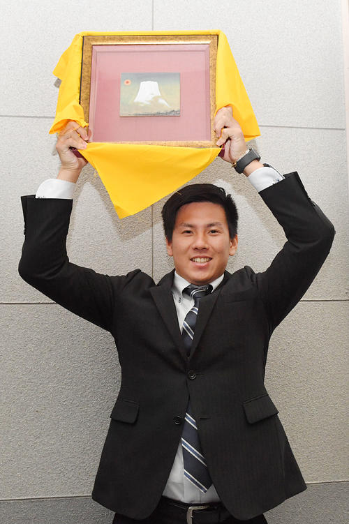 日体大理事長の松浪健四郎氏からもらった焼き物に描かれた富士山の絵を掲げるロッテ2位の東妻(撮影・滝沢徹郎)