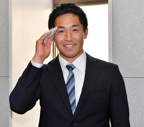 お守りのチーフで顔をぬぐうロッテ育成1位の鎌田(撮影・滝沢徹郎)