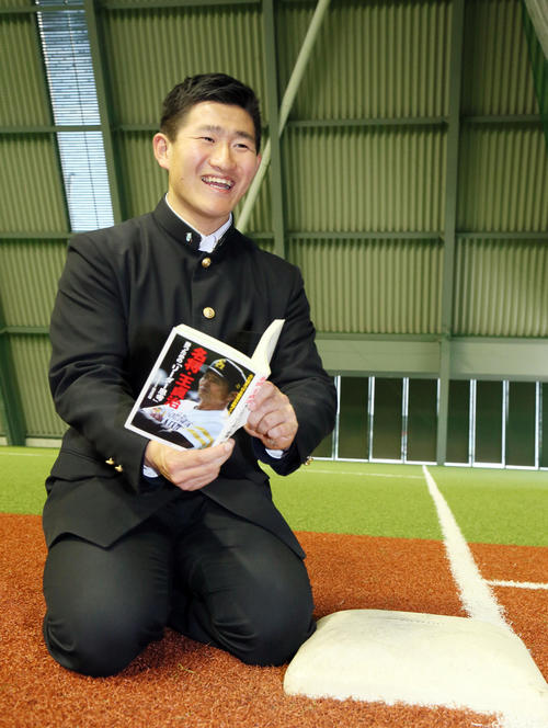 持参した王貞治ソフトバンク球団会長の本を読む野村(撮影・栗木一考)