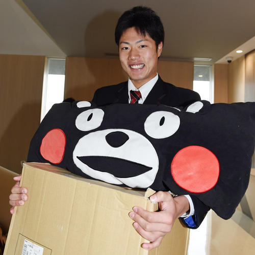 若鷹寮に入寮した育成の渡辺陸は、くまモンの抱き枕を持参し笑顔を見せる(撮影・今浪浩三)