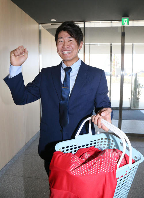 社会人1年目から使用する洗濯かごを持参して入寮する杉山一樹(撮影・栗木一考)