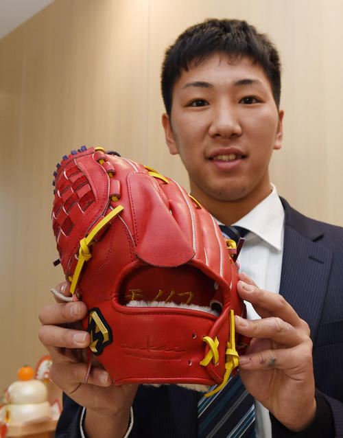 若鷹寮に入寮した育成の岡本直也は、ももクロ特製の「モノノフ」グラブを持参し笑顔を見せる(撮影・今浪浩三)