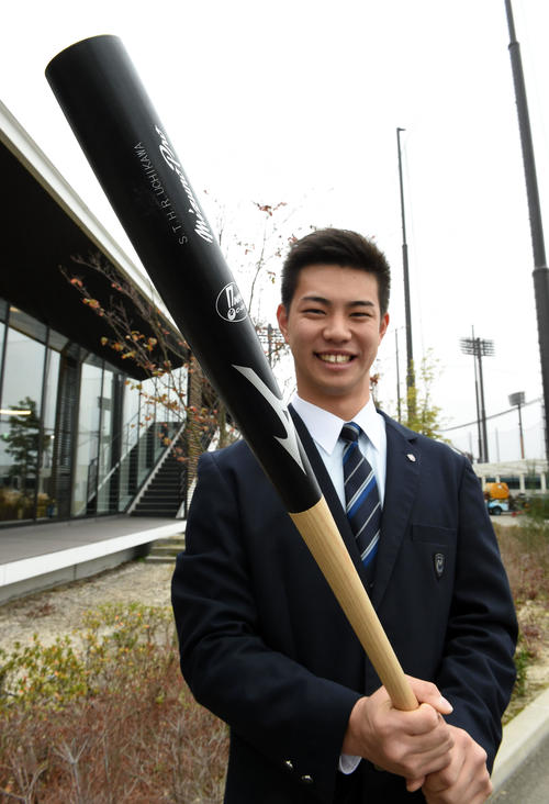 若鷹寮に入寮した育成の中村宜聖は、内川聖一からもらったバットを持参し笑顔を見せる(撮影・今浪浩三)