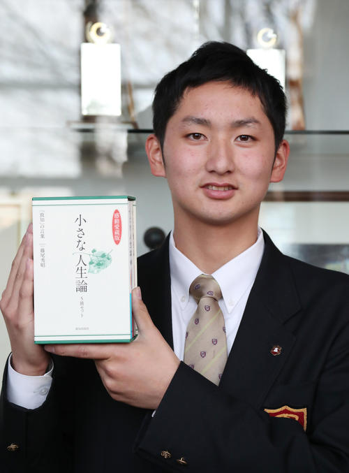 ジャイアンツ寮に入寮し、持ち込んだ本を見せる巨人ドラフト4位の横川(撮影・林敏行)