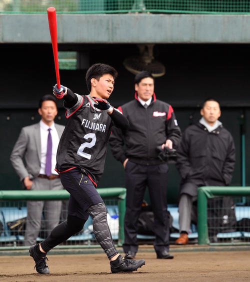 ロングティーで快音を響かせるロッテドラフト1位の藤原（2019年1月10日）
