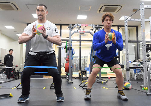 室伏広治氏（左）の指導の下、紙風船を使ってトレーニングするオリックス吉田正（2019年1月20日）