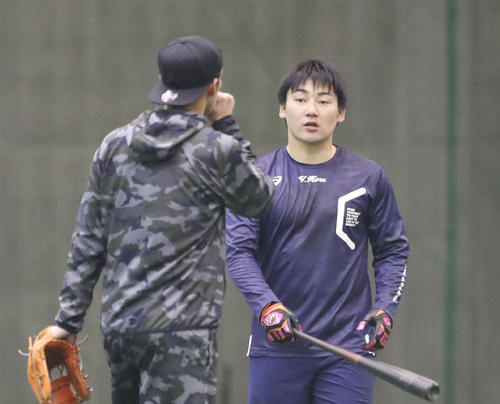 マシン打撃の準備をする巨人丸（右）に声をかける陽岱鋼（2019年1月14日）