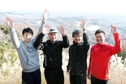 合同自主トレで山登りを行い山頂でバンザイするする、左からDeNA熊原、石田、三嶋、山崎（2019年1月5日）
