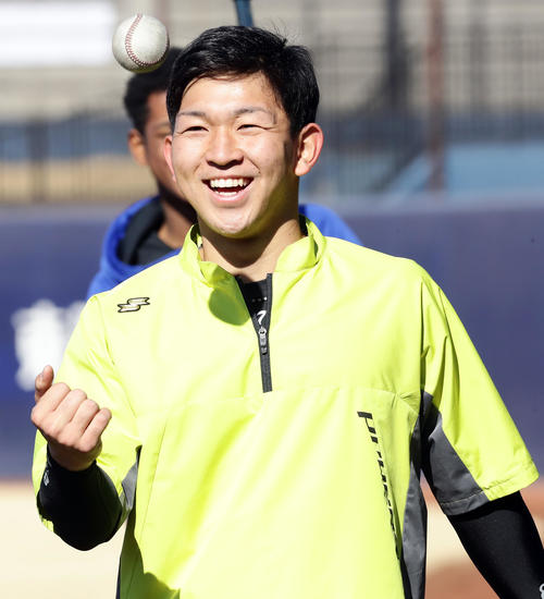 笑顔で練習する日本ハム柿木