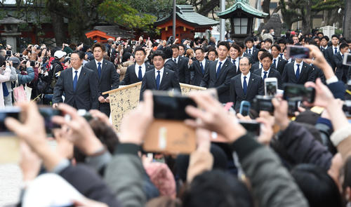 大勢のファンに見守られ、必勝祈願に訪れたソフトバンク王貞治球団会長(右)、工藤公康監督(中央)、柳田悠岐選手会長、後藤芳光代表取締役社長兼オーナー代行らソフトバンクナイン=福岡市東区・筥崎宮(撮影・今浪浩三)