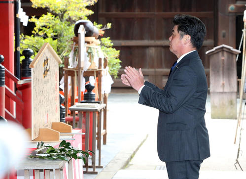 玉串奉奠をするソフトバンク工藤公康監督=福岡市東区・筥崎宮(撮影・今浪浩三)