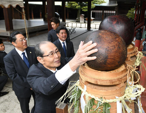 必勝祈願を終え、玉せせりで奉納された玉を触るソフトバンク王貞治球団会長=福岡市東区・筥崎宮(撮影・今浪浩三)