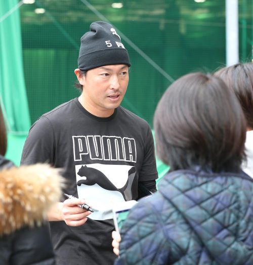 さっそくサインをしてファンを喜ばせる広島長野久義=日南(撮影・梅根麻紀)
