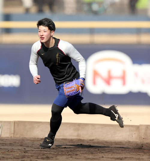 ノックを受ける日本ハム吉田輝星=鎌ケ谷(撮影・佐藤翔太)