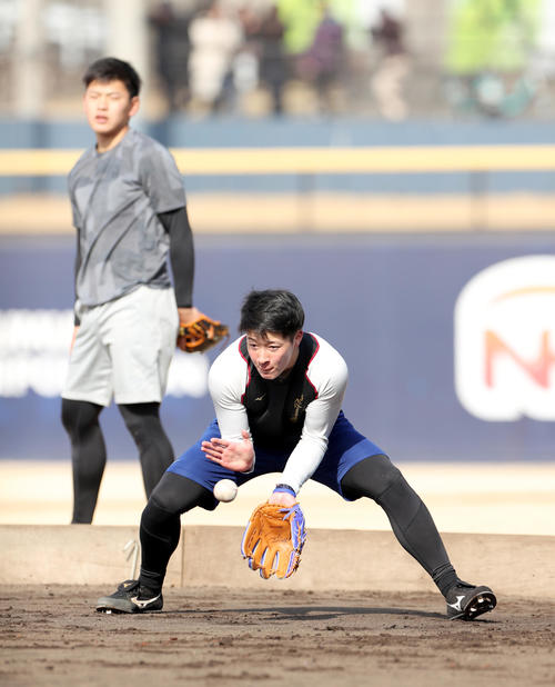ノックを受ける日本ハム吉田輝星=鎌ケ谷(撮影・佐藤翔太)