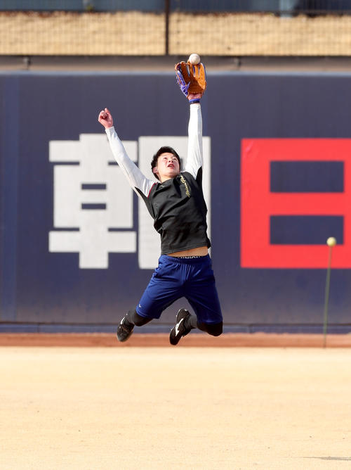 日本ハム柿木とのキャッチボールでボールに飛びつく吉田輝星=鎌ケ谷(撮影・佐藤翔太)