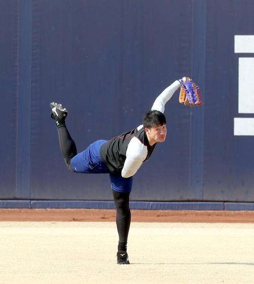 遠投する日本ハム吉田輝星=鎌ケ谷(撮影・佐藤翔太)