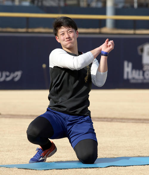 誰かのスイングを真似る日本ハム吉田輝星=鎌ケ谷(撮影・佐藤翔太)
