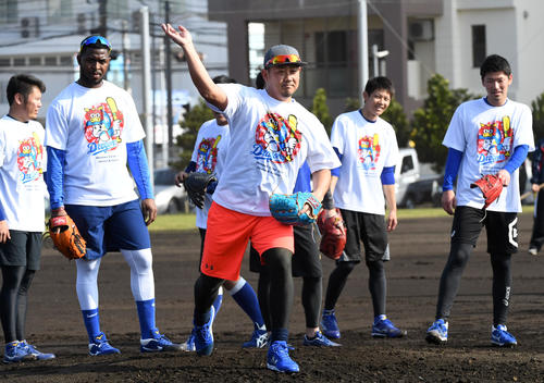 福田選手会長から配られた沖縄キャンプオリジナルTシャツを着用してノックを受ける松坂ら中日投手陣=北谷(撮影・前岡正明)