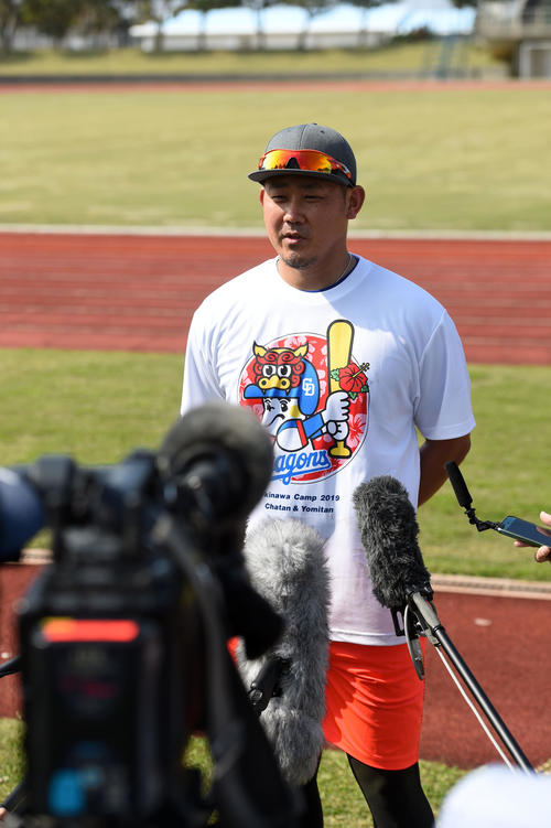 沖縄合同自主トレを終え囲み取材を受ける中日松坂大輔=北谷(撮影・前岡正明)