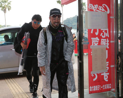 リラックスした雰囲気で球場に入る広島長野久義(後方)と菊池涼介=日南(撮影・梅根麻紀)