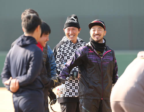 チームメイトと笑顔で話をする広島長野久義、右は菊池涼介=日南(撮影・梅根麻紀)