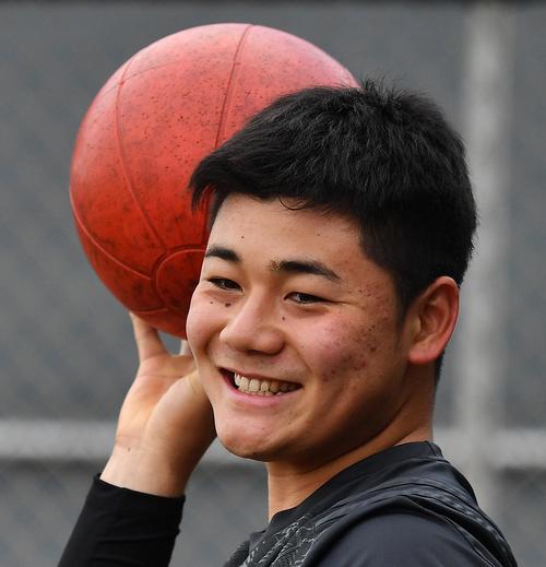 自主トレ中に笑顔で同僚と話す日本ハム清宮（撮影・菅敏）