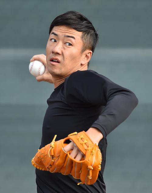 ブルペンで投球練習をする日本ハム斎藤（撮影・菅敏）