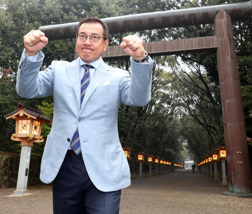 宮崎神宮の参拝を終え鳥居の前でポーズを決める巨人原監督（撮影・垰建太）