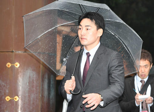 宮崎神宮に参拝して引き揚げる巨人丸（撮影・山崎安昭）