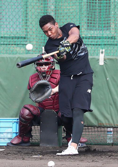 自主練習のフリー打撃で長打を放つオコエ（撮影・足立雅史）