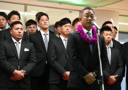 空港の歓迎セレモニーに出席した西武内海ら（撮影・たえ見朱実）