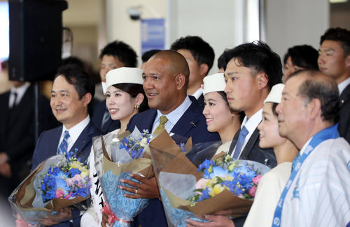 那覇空港に到着し、歓迎式で記念撮影するラミレス監督（中央）。中央右は石田（撮影・狩俣裕三）