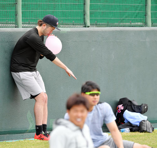 自主トレのウオーミングアップで風船を膨らませるロッテ石川（撮影・滝沢徹郎）